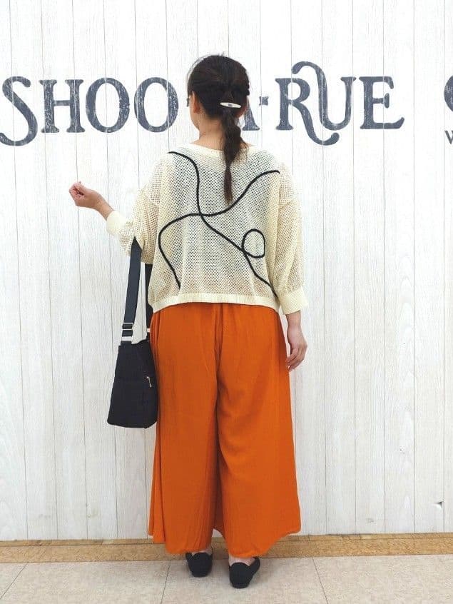 とろろさんの「SHOO･LA･RUE｜【S-LL/裏地ひんやり】スカート見えで上品に マットサテンスカーチョ」を使ったコーディネート