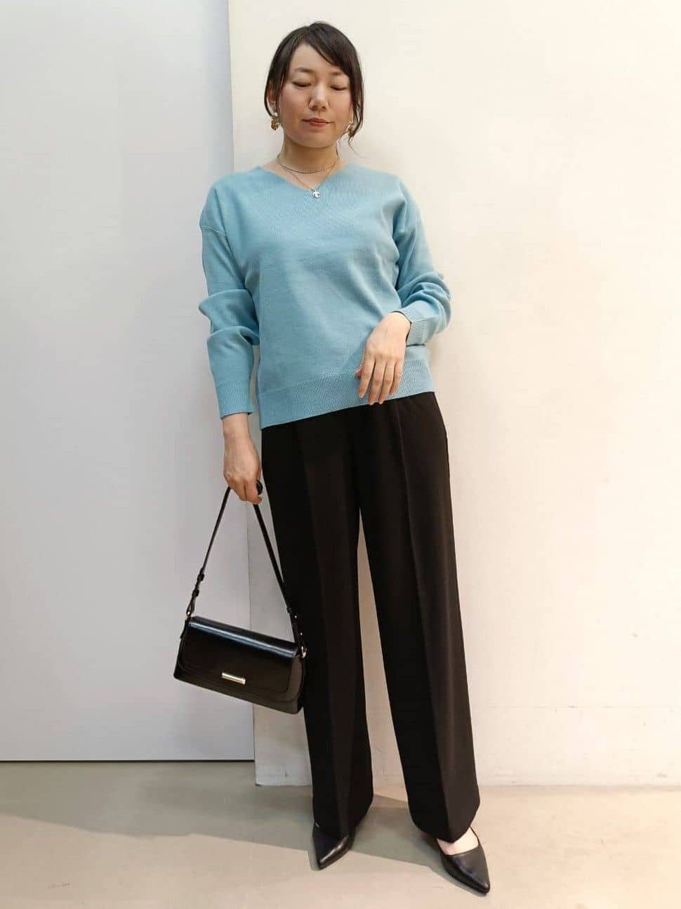 あんさんの「THE SHOP TK｜【すっきりシルエットが叶う】大人のためのVネックニット/毛玉になりにくい/静電気防止/洗濯機OK」を使ったコーディネート