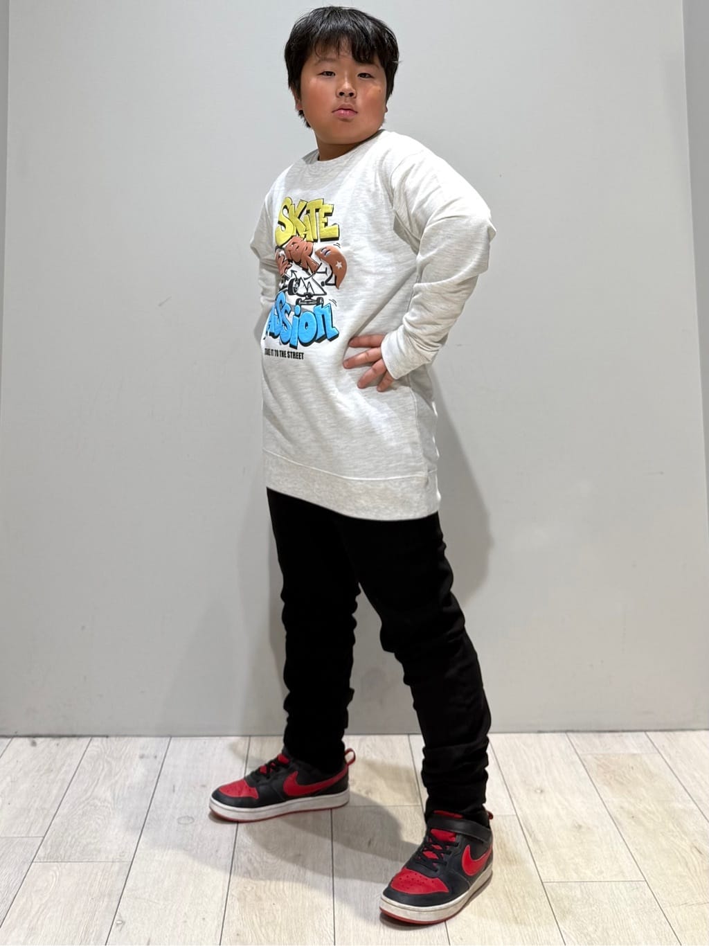 kuboさんの「THE SHOP TK｜【110－160/3柄&times;2色】ミニ裏毛ロゴプルオーバー」を使ったコーディネート