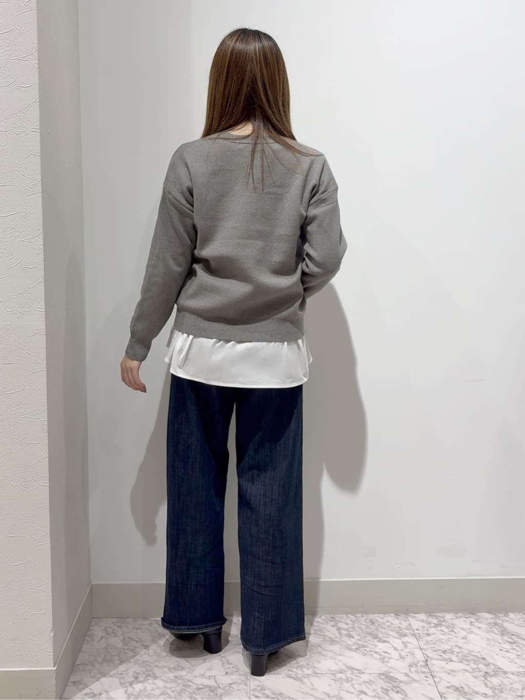 しかっちさんの「grove｜カレッジロゴキーネックニット」を使ったコーディネート