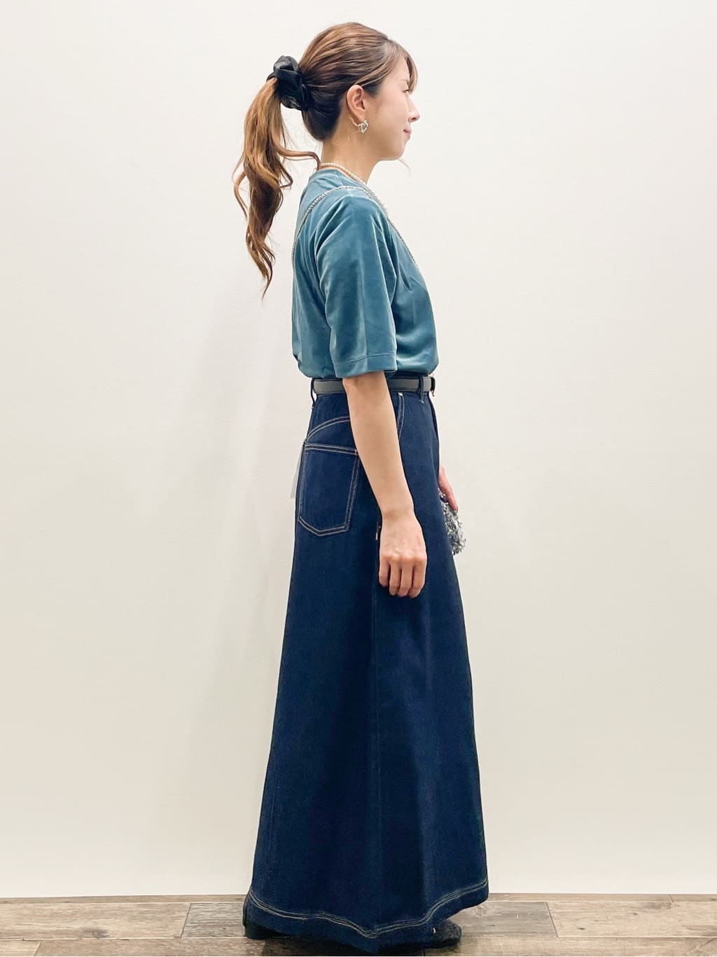 Asukaさんの「OPAQUE.CLIP｜《andGIRL掲載》ベロアボクシーTシャツ【洗濯機洗い可】」を使ったコーディネート