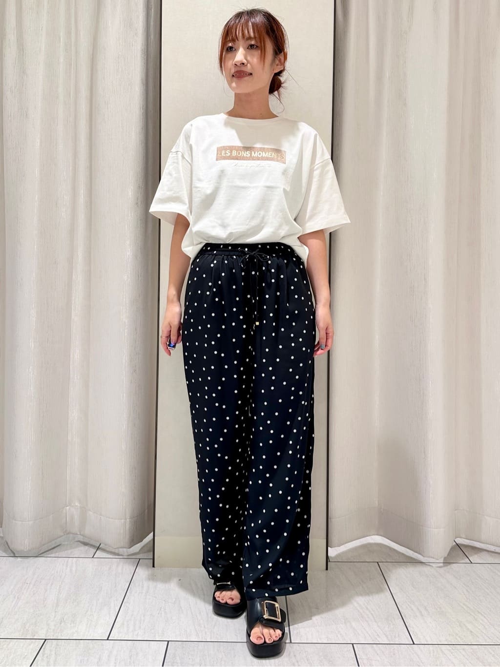 komiさんの「UNTITLED｜【コットン100/ゆったり/ショート丈/洗える】ベロアロゴTシャツ」を使ったコーディネート
