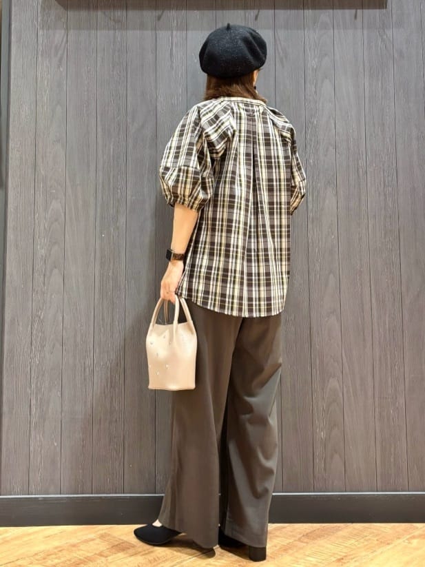 meiさんの「SHOO･LA･RUE｜【S-LL/洗濯後しわになりにくい】ランタンスリーブで女性らしく 5分袖スキッパーブラウス」を使ったコーディネート