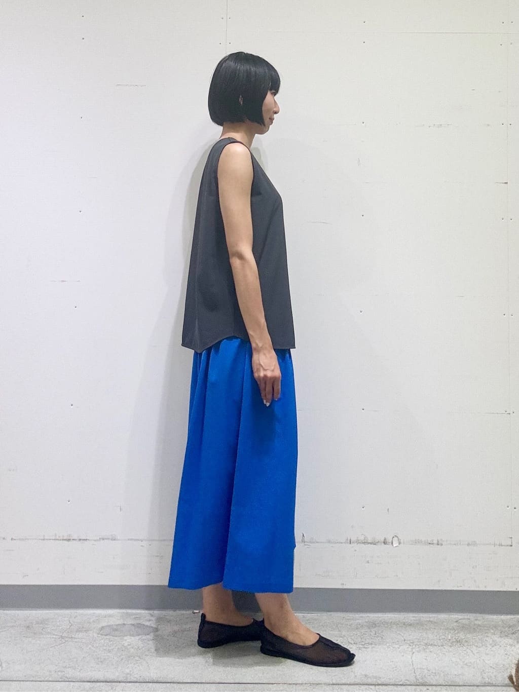 naoさんの「INDIVI｜【クールエアー素材／UVケア／セットアップ可能】エアリーフレアパンツ」を使ったコーディネート