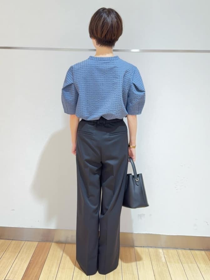 あやさんの「UNTITLED｜【吸水速乾/ストレッチ/Vネック】フォルムスリーブ ブラウス」を使ったコーディネート