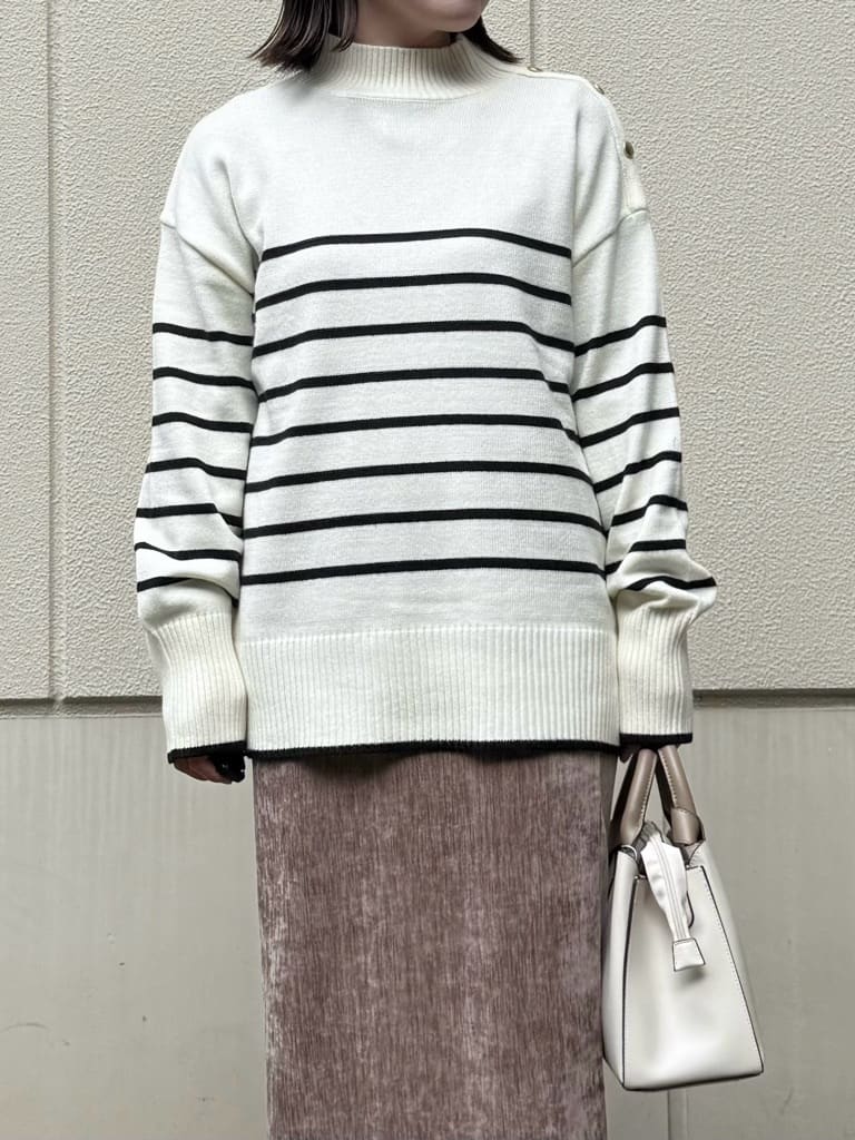chさんの「THE SHOP TK｜【インしないで着られる】金ボタン ハイネックニット/毛玉になりにくい/静電気防止/洗濯機OK」を使ったコーディネート