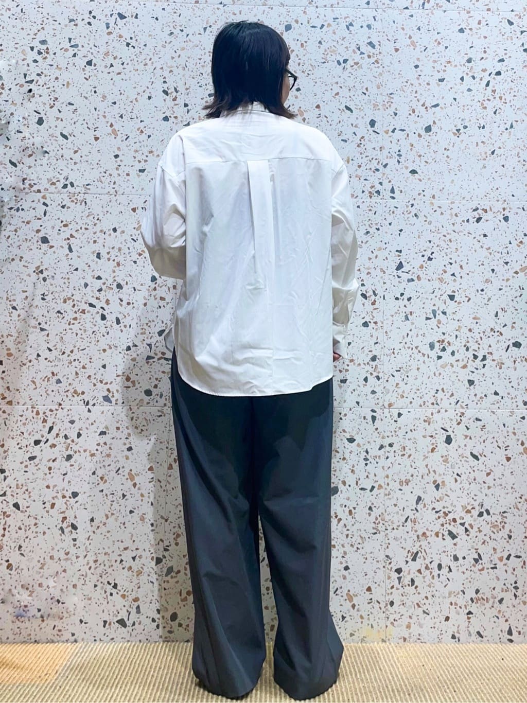 シゲリさんの「OPAQUE.CLIP｜ポケット刺繍レギュラーカラーシャツ【洗濯機OK】」を使ったコーディネート