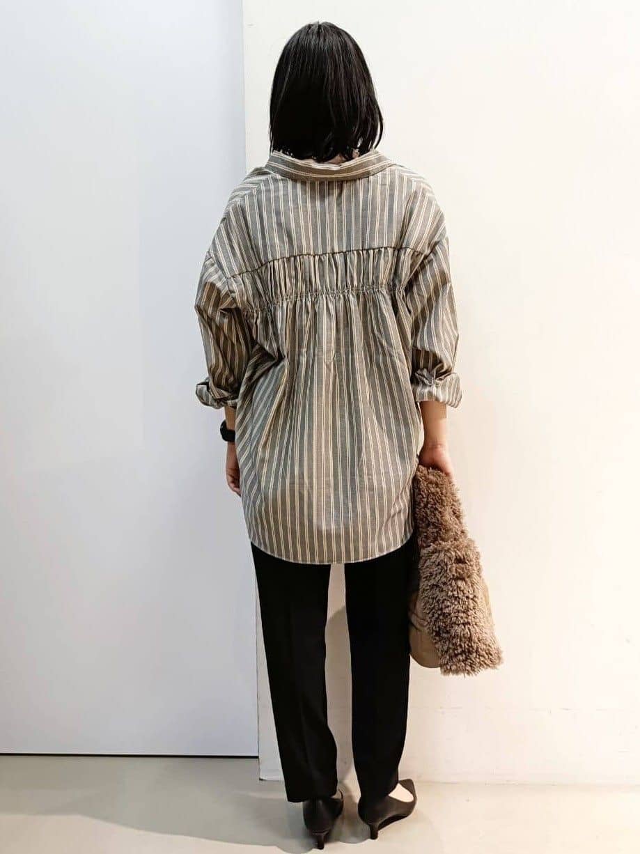 あんさんの「THE SHOP TK｜【後ろ姿もサマになる】ストライプ バックシャーリングシャツ/体型カバー/洗える」を使ったコーディネート
