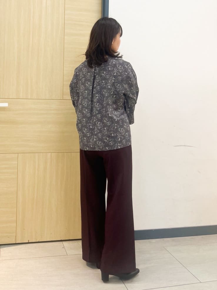 YOさんの「grove｜すっきりもリラックスも叶える　ウエストイージー美脚フレアパンツ」を使ったコーディネート