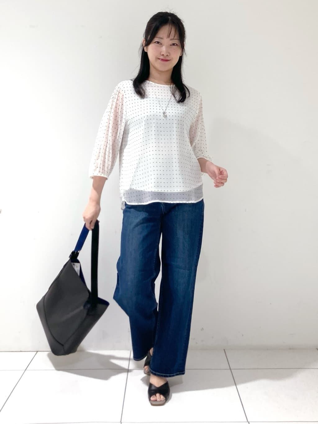 momokoさんの「INDIVI｜【褒められデニム】ワイドストレート デニムパンツ」を使ったコーディネート