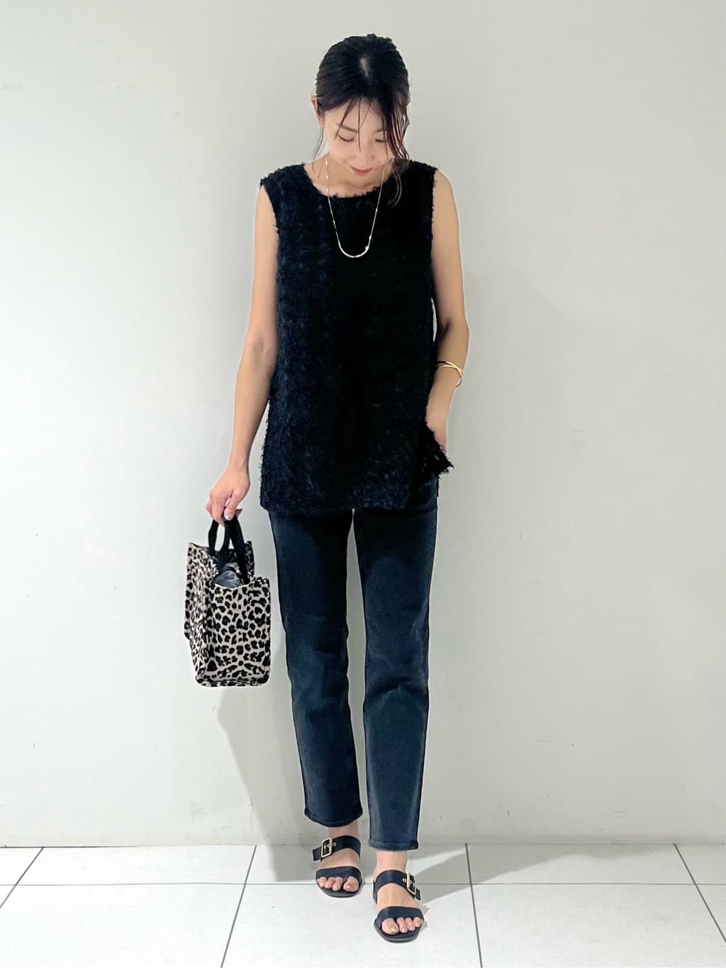 shioriさんの「INDIVI｜【体型カバー／清涼感】シアーオーバーシャツ」を使ったコーディネート