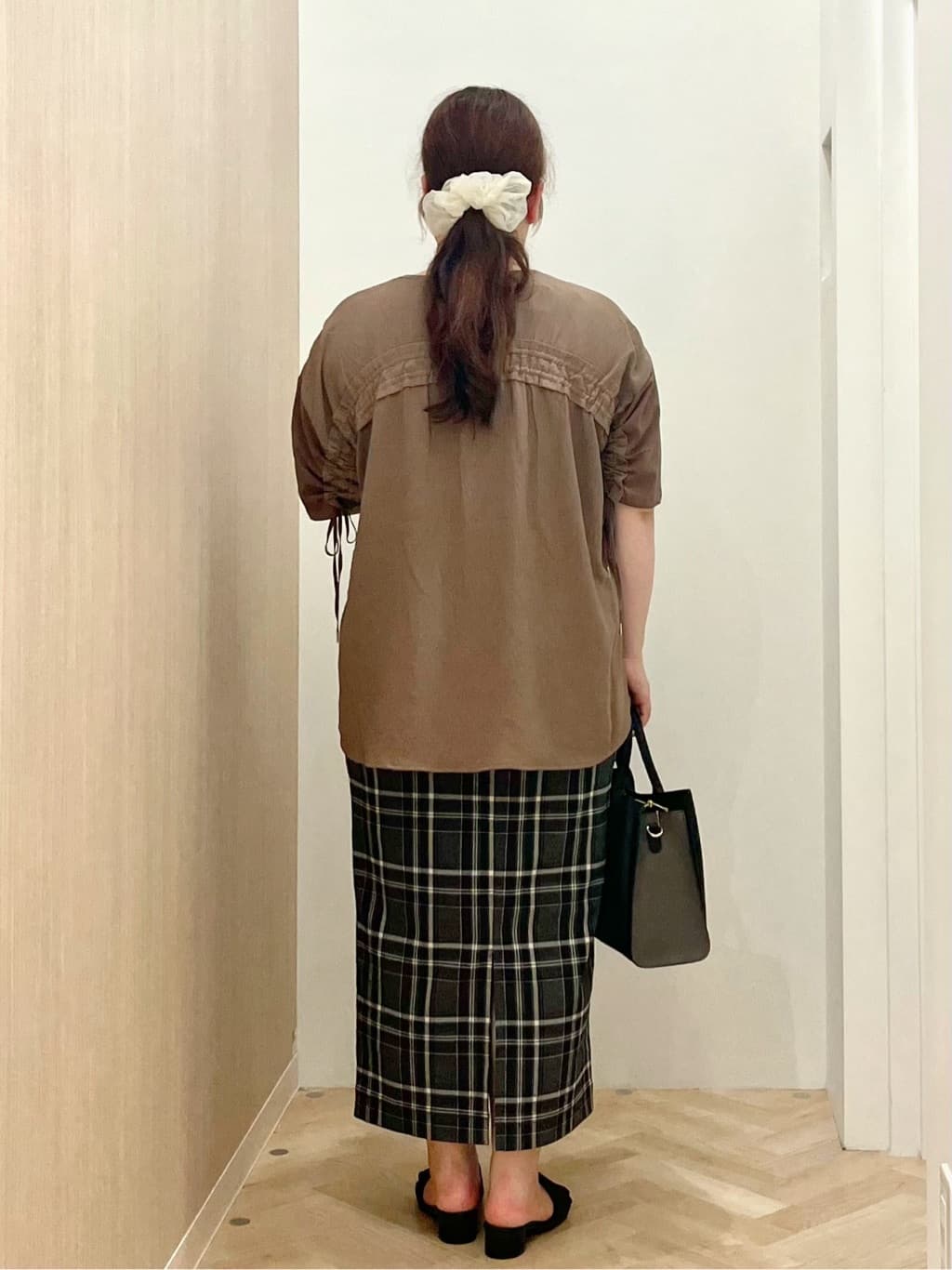 akariさんの「grove｜後ろ姿で魅せる　バックドロストシャーリングTシャツ」を使ったコーディネート
