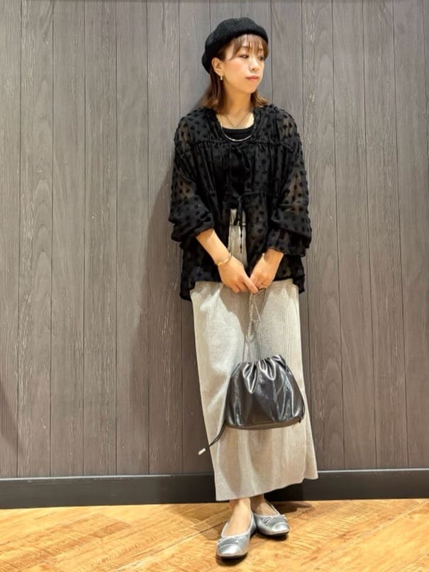 meiさんの「SHOO･LA･RUE｜華やかにさをプラスする シアードビー シャーリングブラウス」を使ったコーディネート