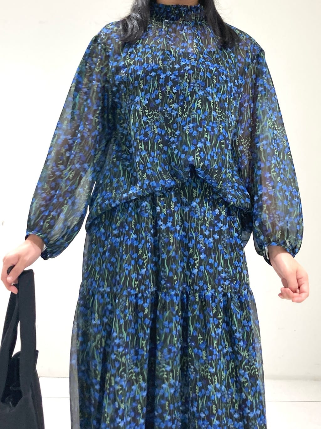 momokoさんの「INDIVI｜【秋映え柄/セットアップ可能】フラワーシフォンブラウス」を使ったコーディネート