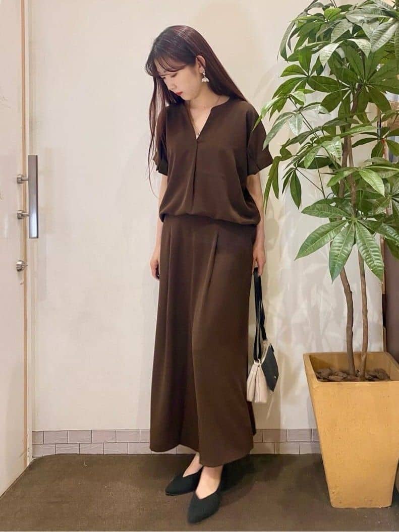 AYUMIさんの「SHOO･LA･RUE｜【S-LL/セットアップ可/ひんやり】きちんと見えで上品 お袖タック スキッパーブラウス」を使ったコーディネート