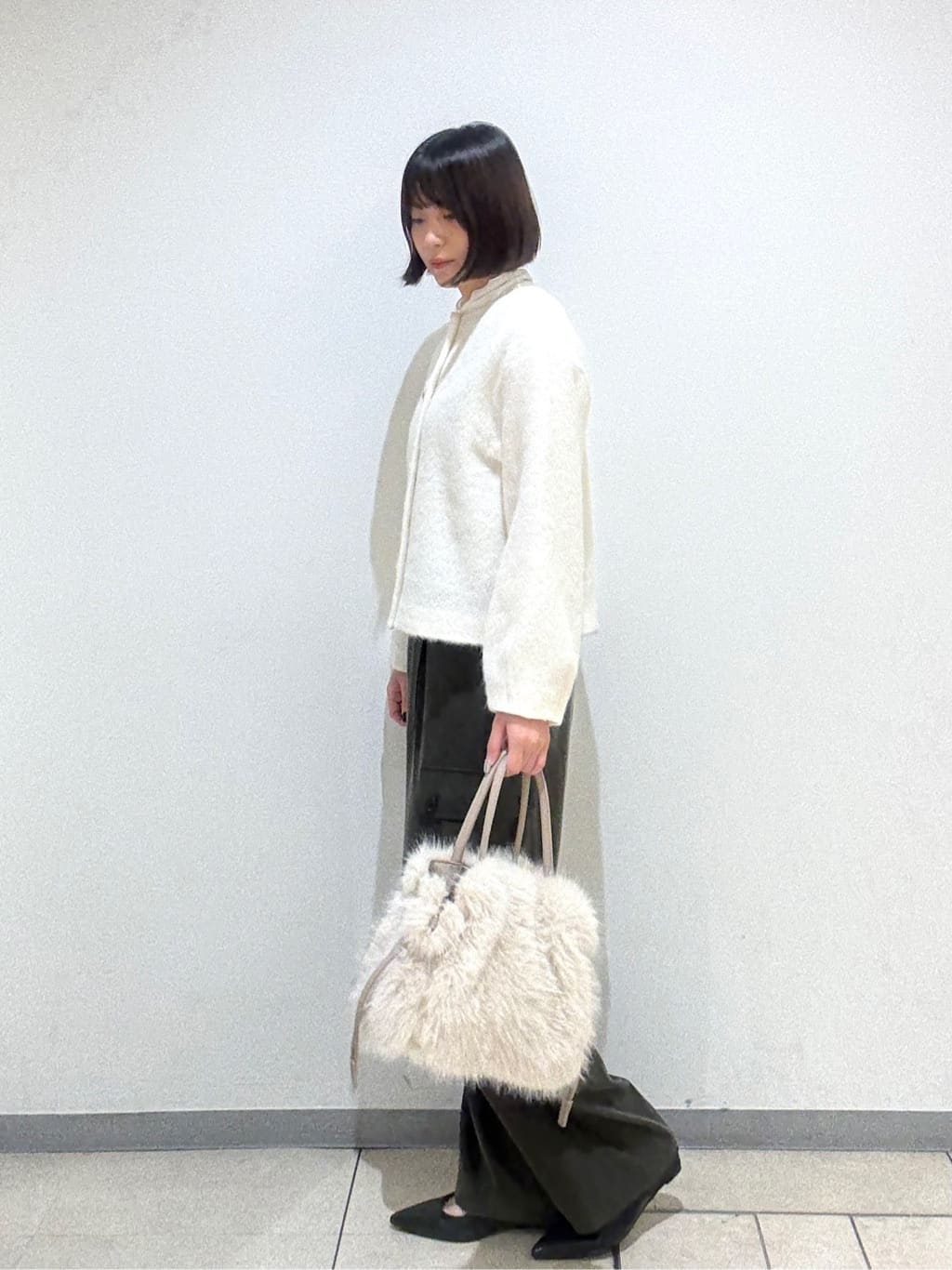 Itoさんの「UNTITLED｜【大人きれいめ/ストレート/ワイド】キュプラカーゴパンツ」を使ったコーディネート