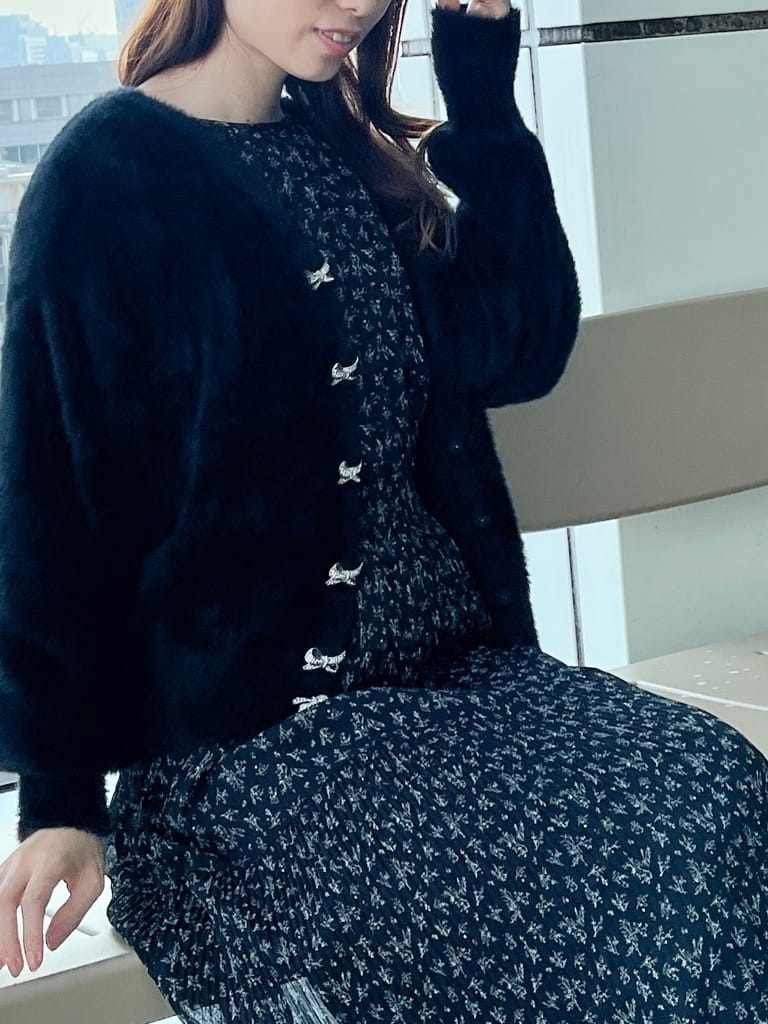はばさんの「Couture brooch｜【一枚で着映える・花柄・通勤】前後2WAYシフォン楊柳小花ワンピース」を使ったコーディネート