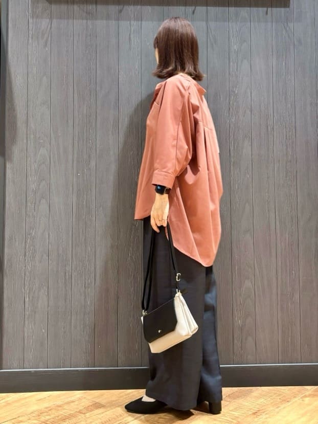 meiさんの「SHOO･LA･RUE｜【S-LL/洗濯後しわになりにくい】コットン風 前あきドルマンブラウス」を使ったコーディネート