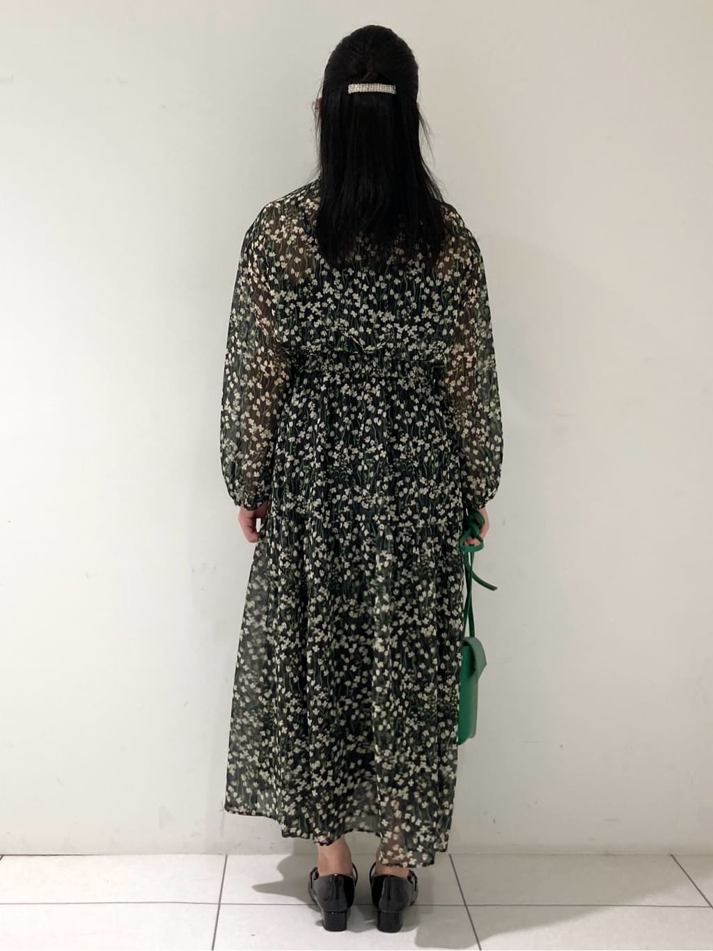 momokoさんの「INDIVI｜【秋映え柄/セットアップ可能】フラワーシフォンブラウス」を使ったコーディネート