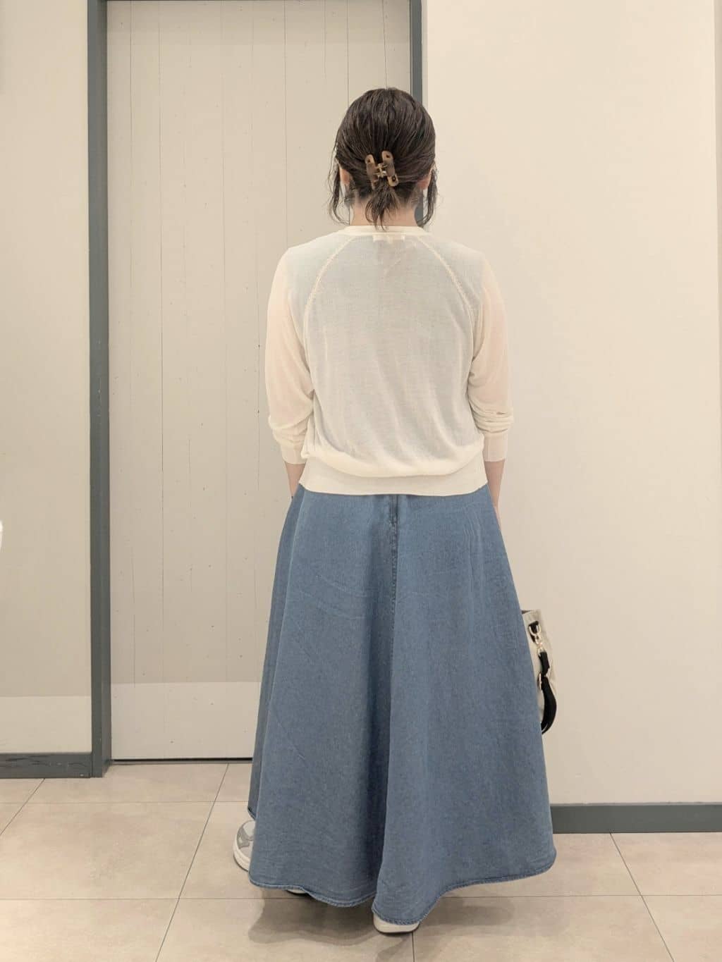 yukikaさんの「grove｜さっと二の腕カバー　大人な抜け感シアーラグランVネックカーデ」を使ったコーディネート