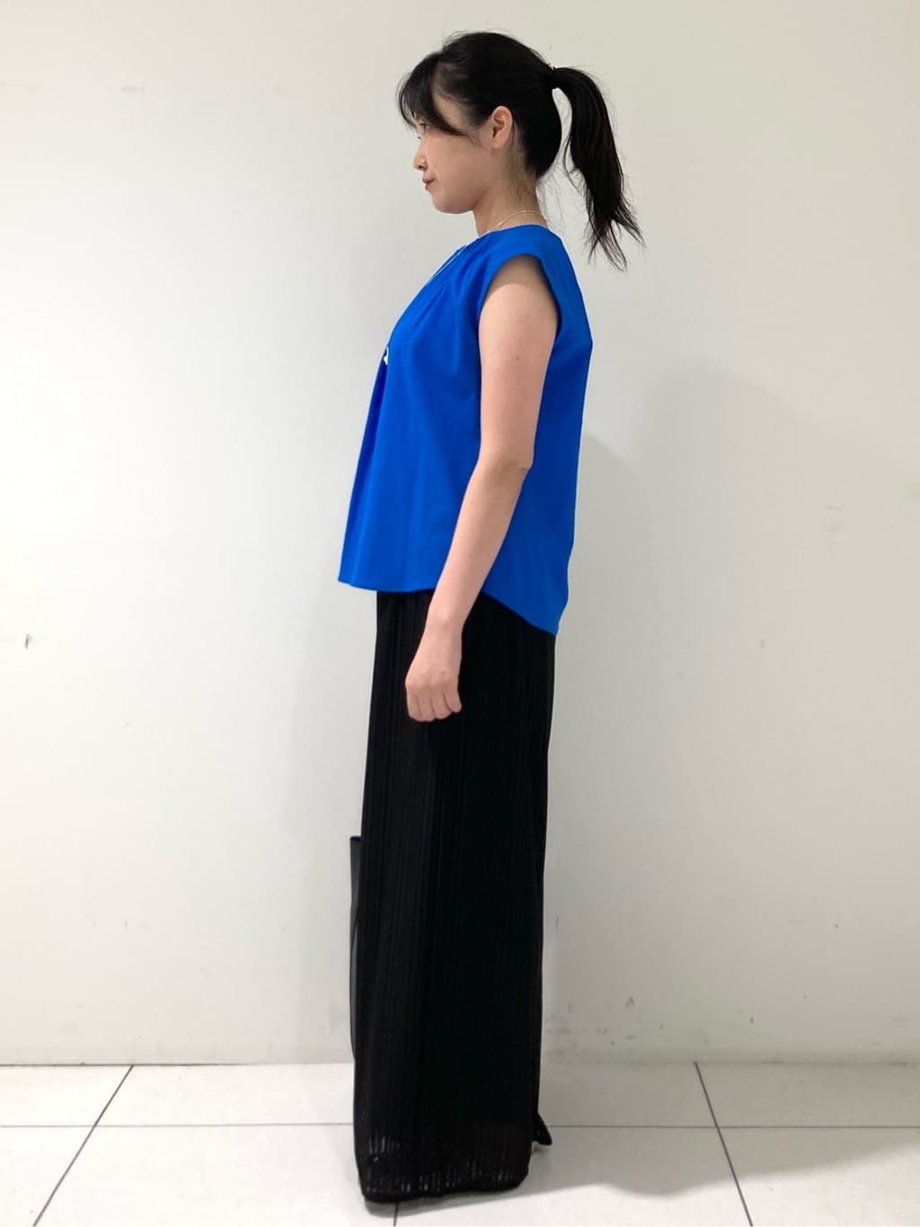 momokoさんの「INDIVI｜【クールエアー素材／UVケア／吸汗速乾】エアリータックブラウス」を使ったコーディネート
