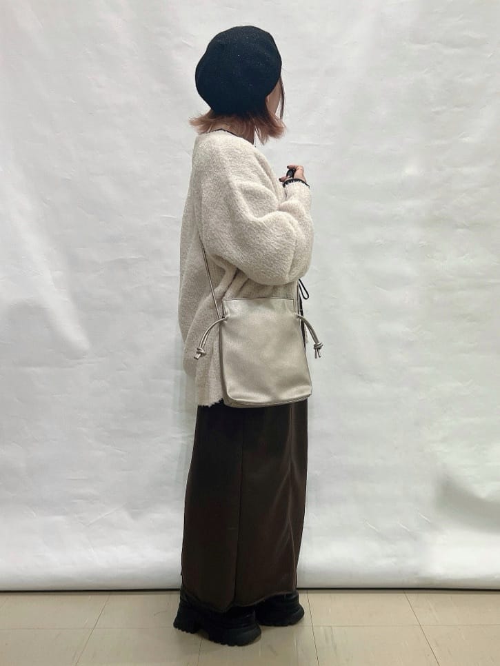 YUIさんの「SHOO･LA･RUE｜【洗濯機可】やわらかレザー調ナロースカート」を使ったコーディネート