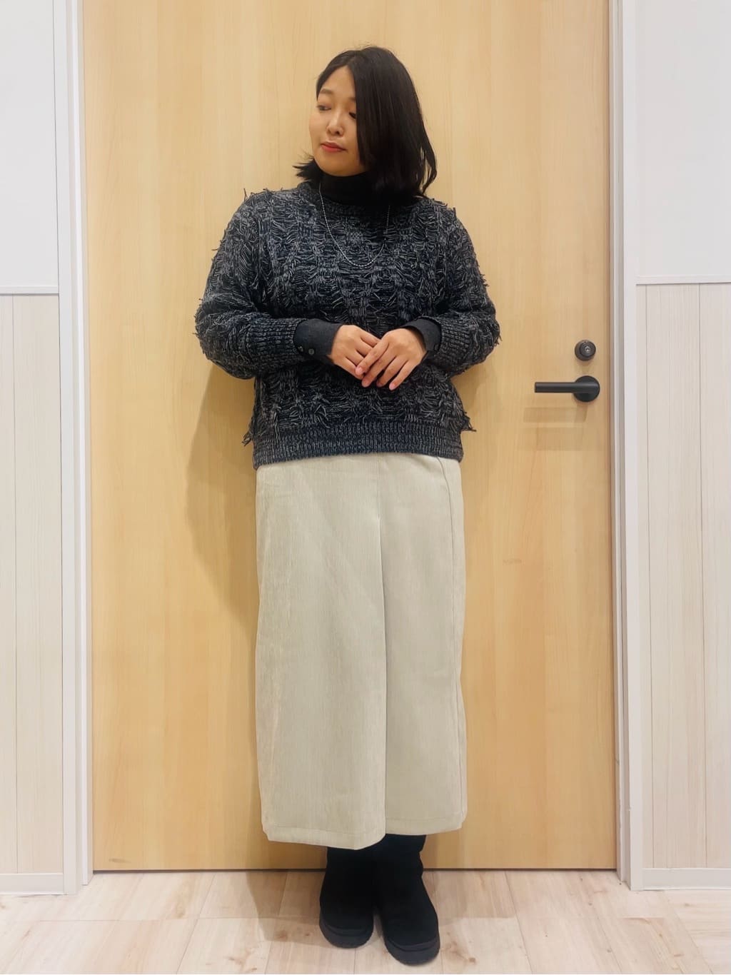 すーさんの「SHOO･LA･RUE｜【S-LL】大人も着やすいシックなカラー 主役級フリンジニット」を使ったコーディネート