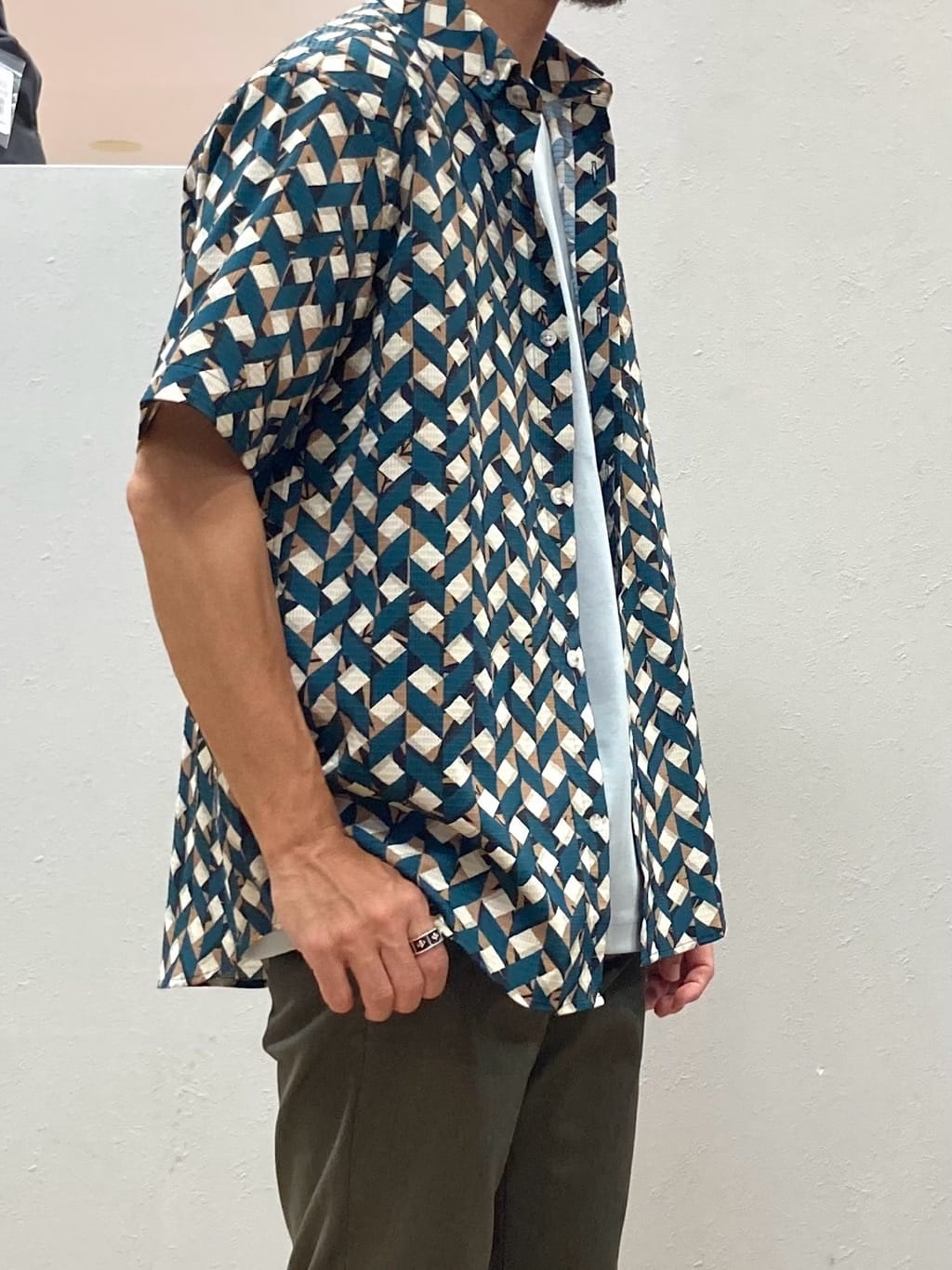 シュンさんの「TAKEO KIKUCHI｜【COOL CITY WEAR】籠目アート柄 サッカーシャツ /通気性」を使ったコーディネート