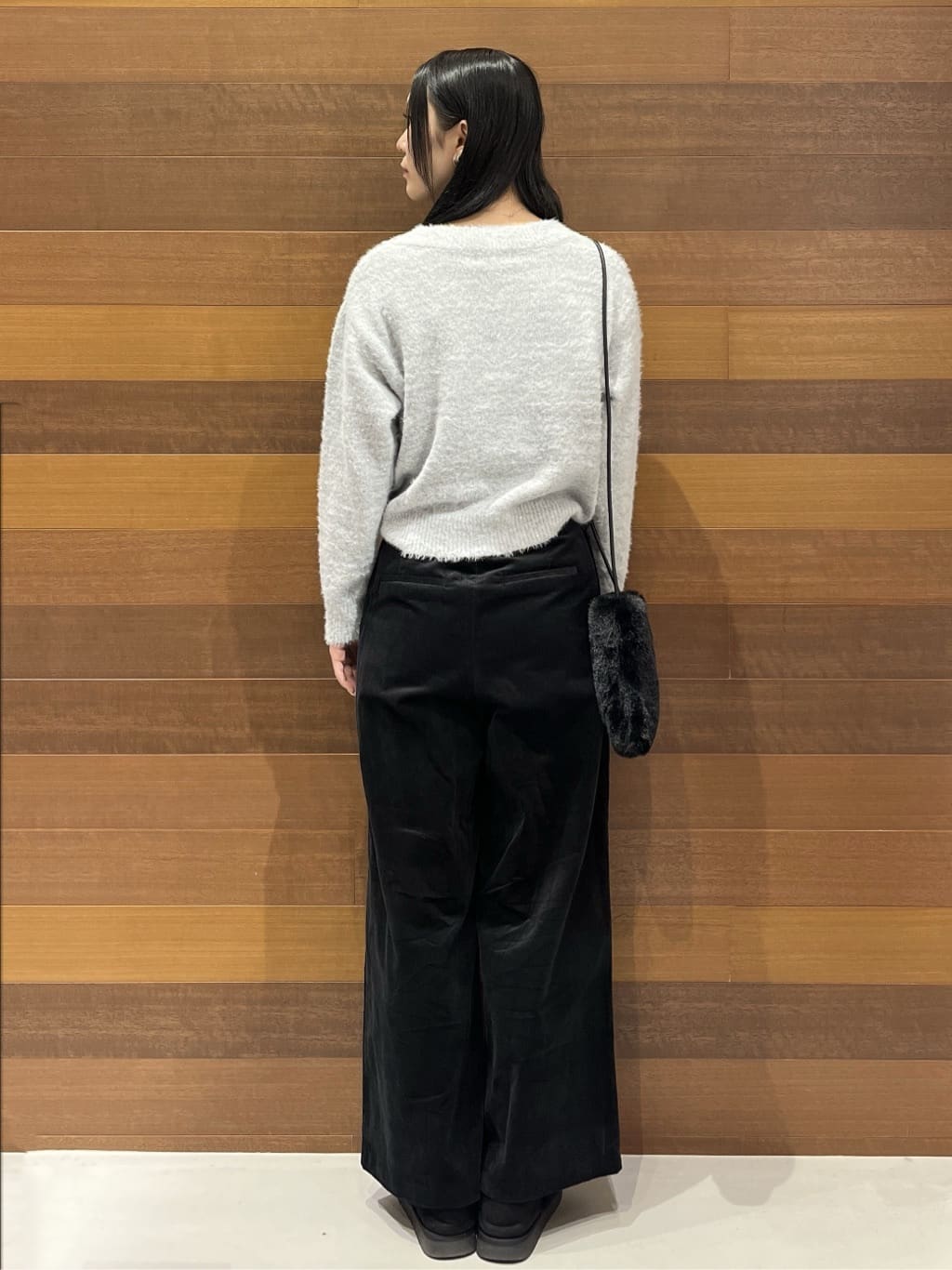 さやさんの「OPAQUE.CLIP｜スパンコールフェザーVネックニット【洗濯機OK】」を使ったコーディネート