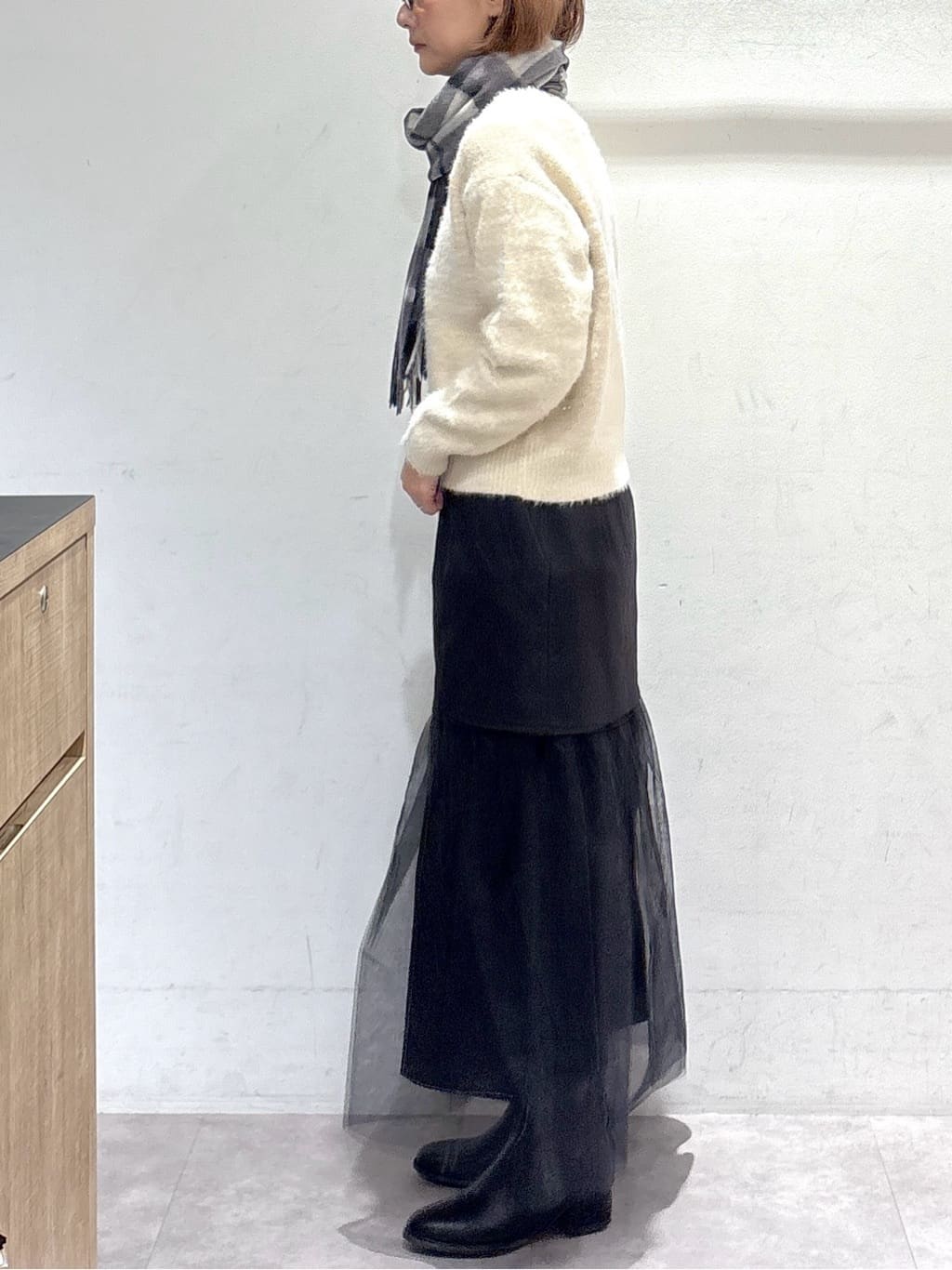 たけねぇさんの「OPAQUE.CLIP｜スパンコールフェザーVネックニット【洗濯機OK】」を使ったコーディネート