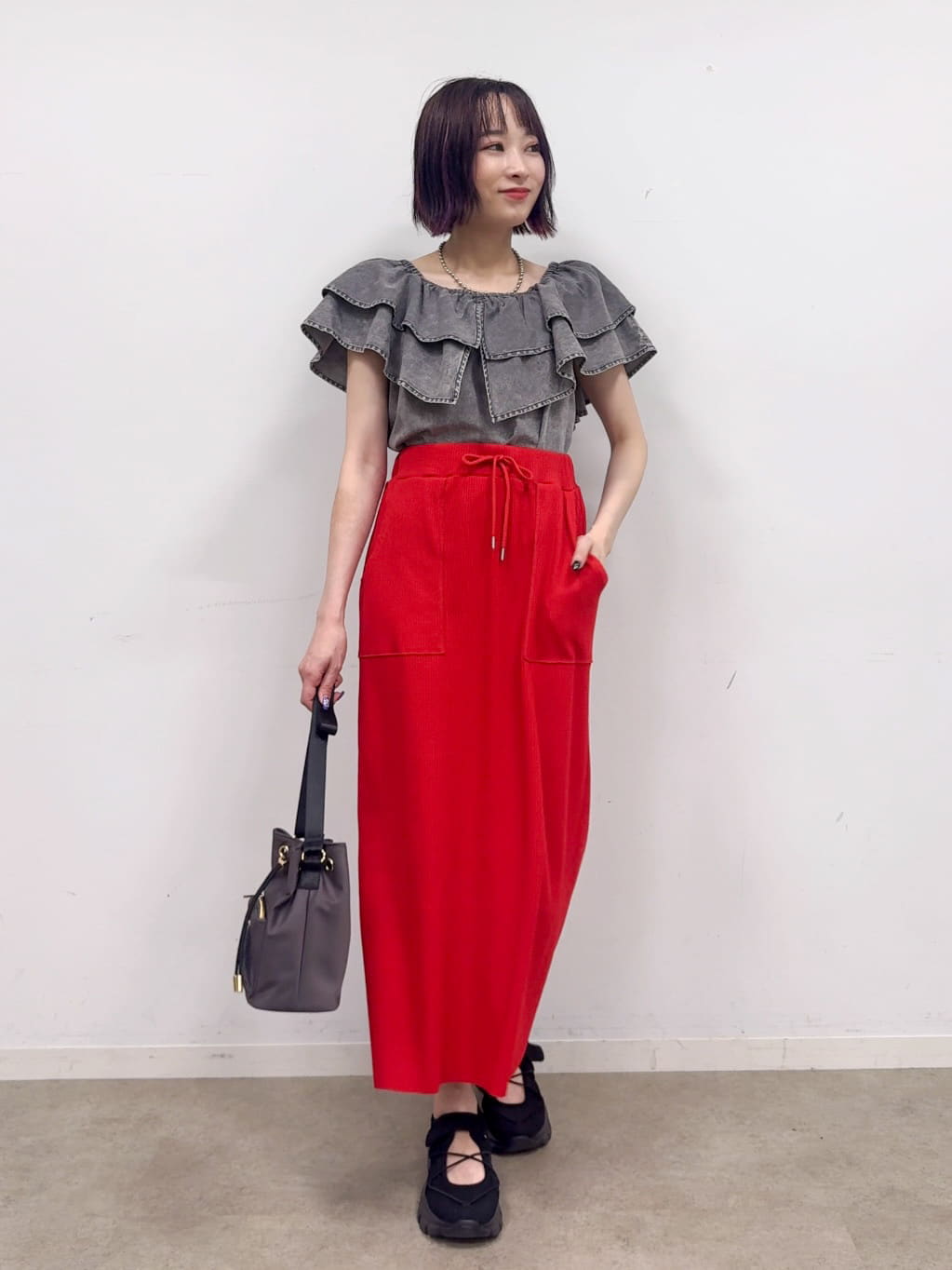 𝐜𝐡𝐢𝐤𝐚さんの「SHOO･LA･RUE｜【セットアップ可/前後2WAY/オフショル2WAY】着こなしを楽しめる デニムフリルブラウス」を使ったコーディネート