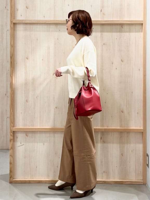nakoさんの「THE SHOP TK｜【すっきりシルエットが叶う】大人のためのVネックニット/毛玉になりにくい/静電気防止/洗濯機OK」を使ったコーディネート