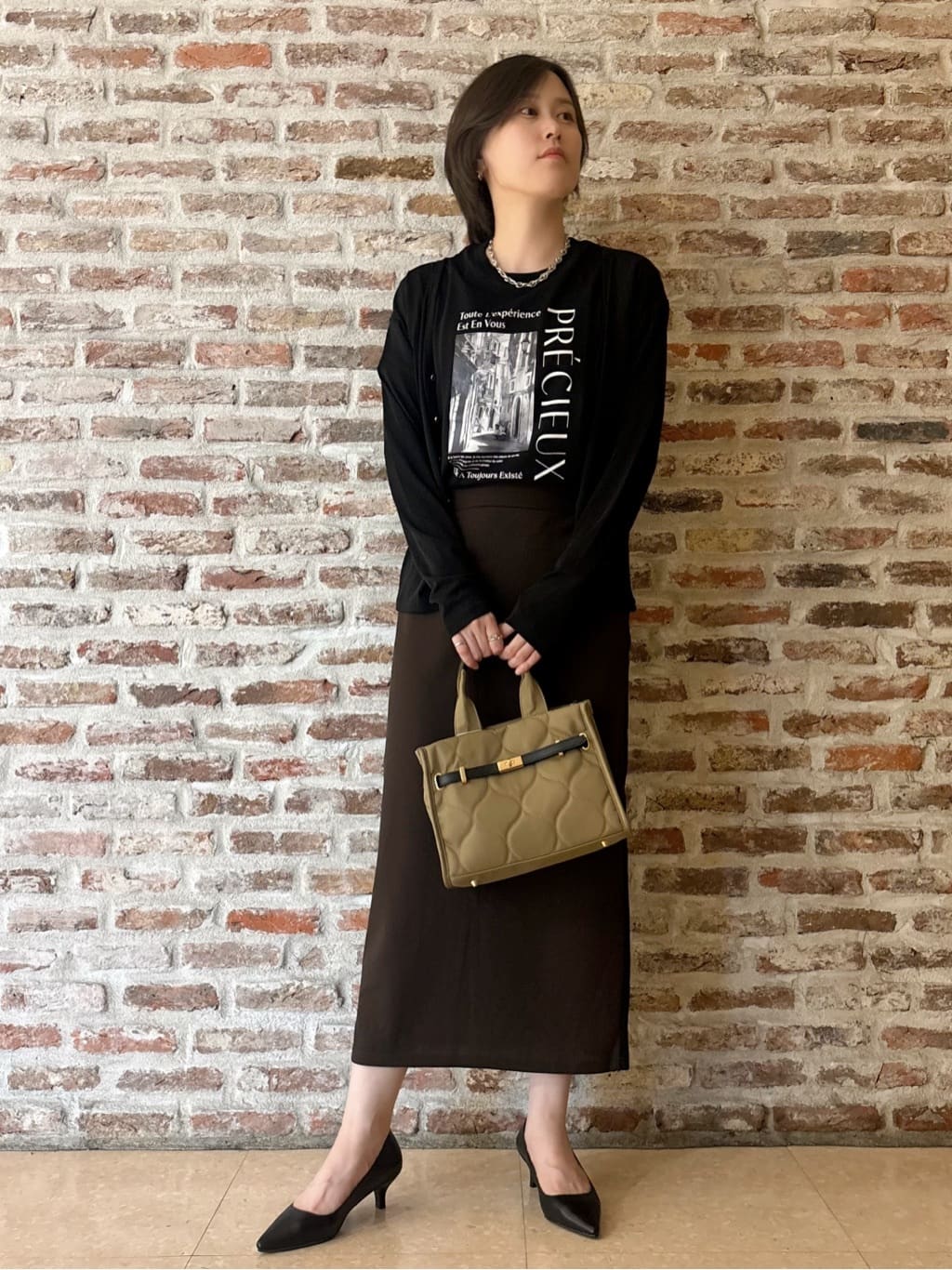 しばさんの「THE SHOP TK｜シアーフライスVカーデ」を使ったコーディネート