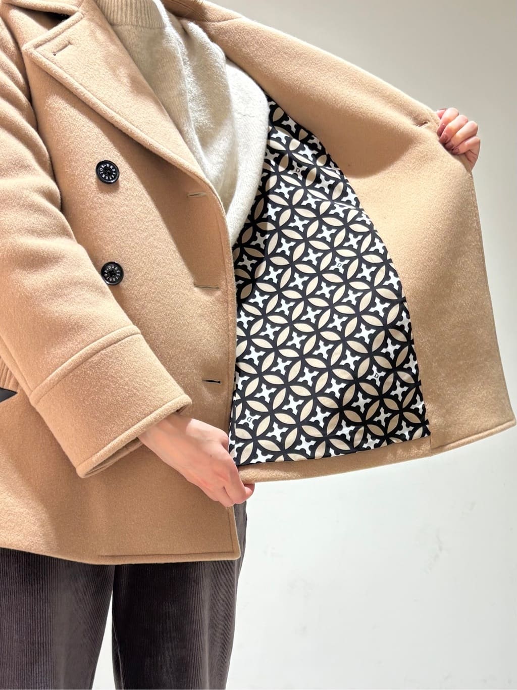 やなぎさんの「DRESSTERIOR｜コーデュロイイージーワイドパンツ」を使ったコーディネート