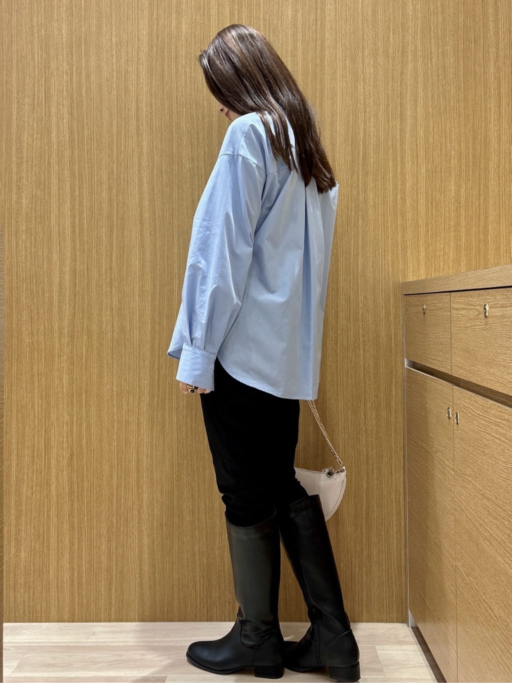 maiさんの「OPAQUE.CLIP｜ポケット刺繍レギュラーカラーシャツ【洗濯機OK】」を使ったコーディネート