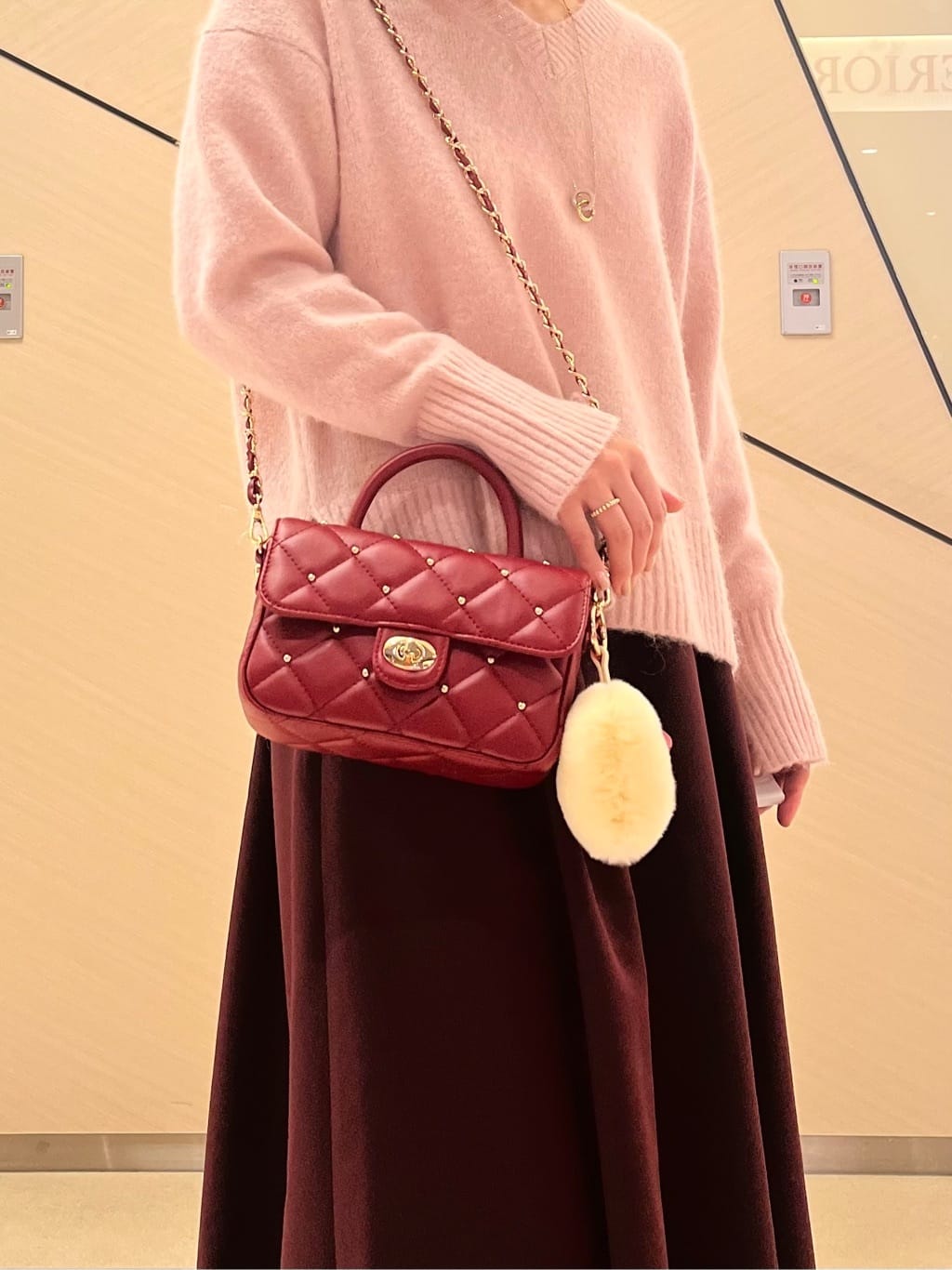 yahataさんの「DRESSTERIOR｜アルパカブレンドVネックニット」を使ったコーディネート