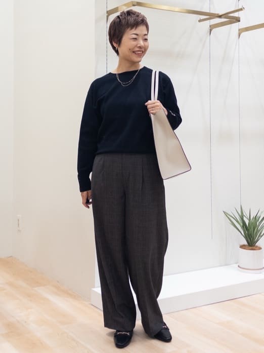 シュウコさんの「grove｜ON/OFF毎日使える！袖口ボタンドロップショルダーニット」を使ったコーディネート