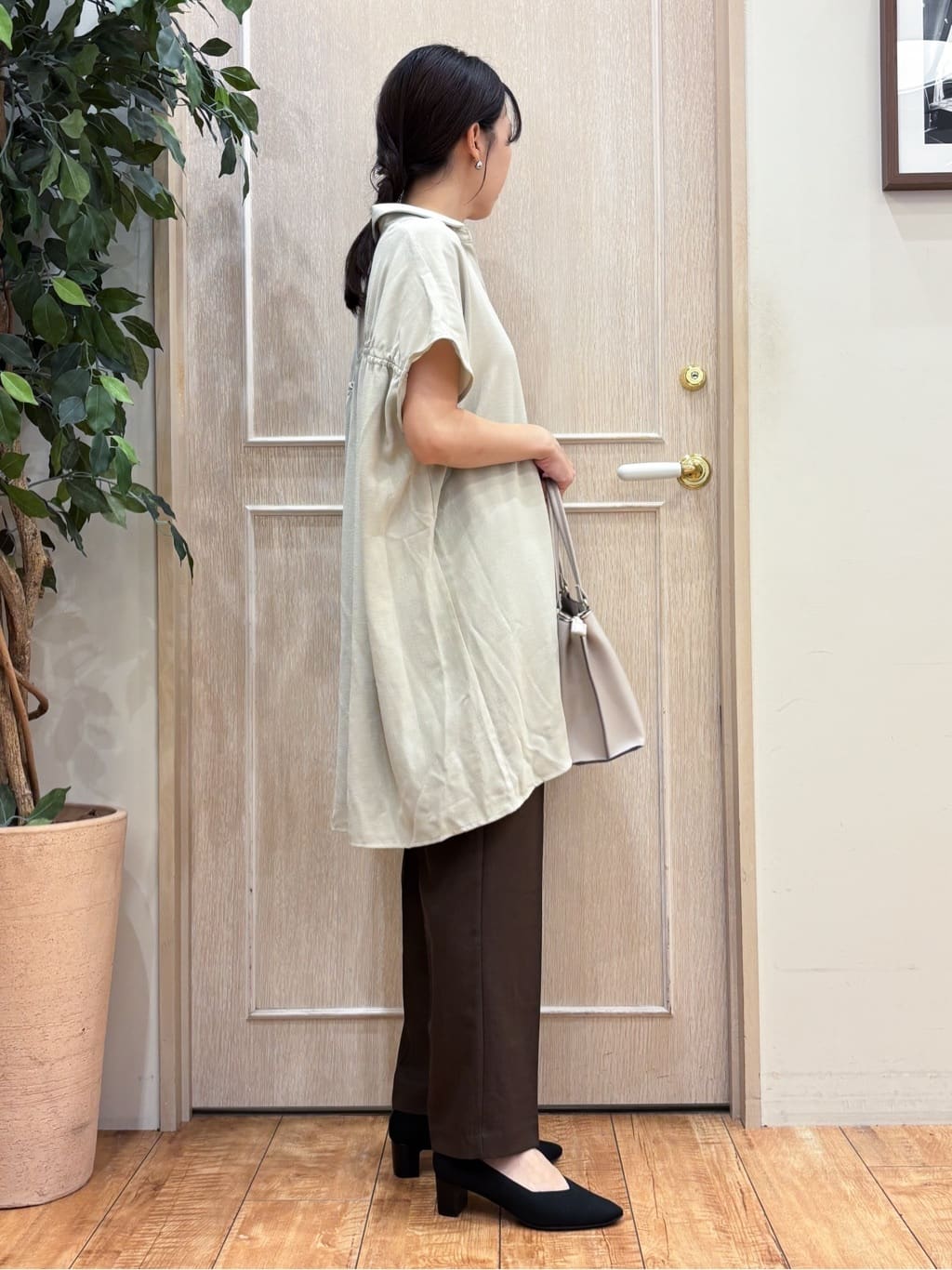 なみさんの「SHOO･LA･RUE｜【S-LL/体型カバー】さらりとしたタッチが心地よい バックギャザーブラウス」を使ったコーディネート