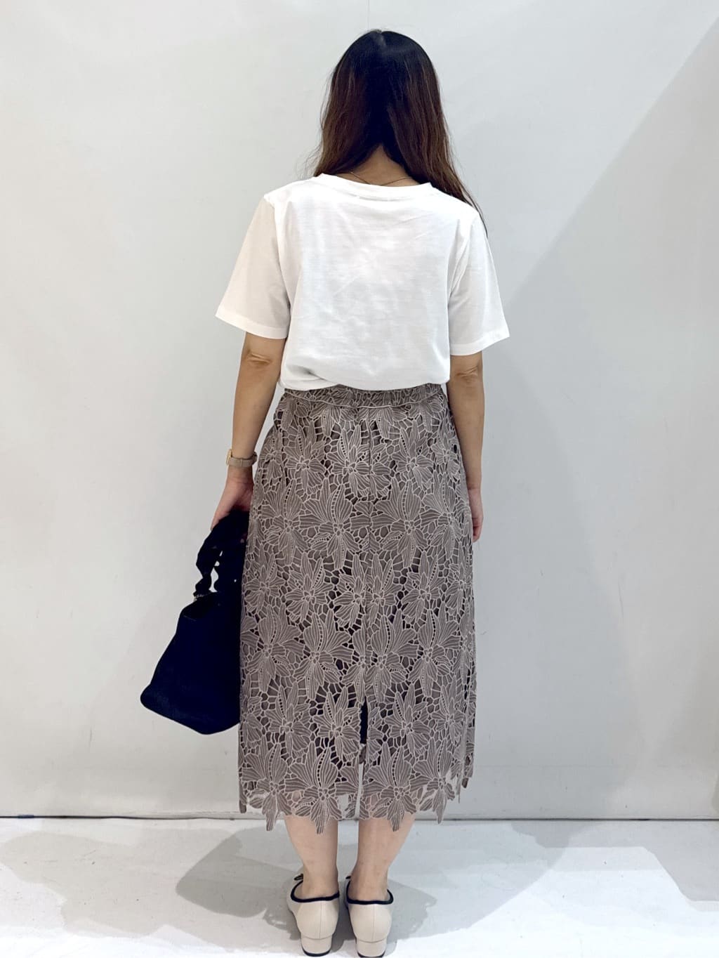 hirokoさんの「OPAQUE.CLIP｜スパンコール刺繍ロゴTシャツ【洗濯機洗い可／接触冷感／UVケア】」を使ったコーディネート