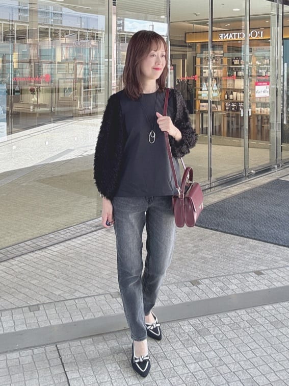 makiさんの「UNTITLED｜【丸首/Tシャツ風/短丈】シャギースリーブ ポンチカットソー」を使ったコーディネート