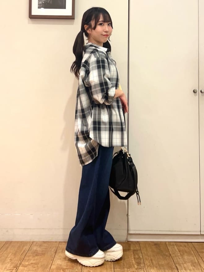 AIRIさんの「SHOO･LA･RUE｜グラフィックアソート ベーシックロンT」を使ったコーディネート