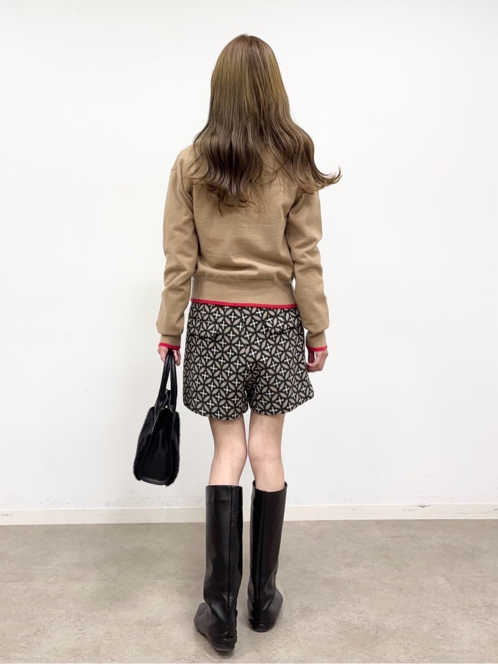 清水夏姫さんの「DRESSTERIOR｜フェイクファーコンビリサイクルレザートートバッグ」を使ったコーディネート