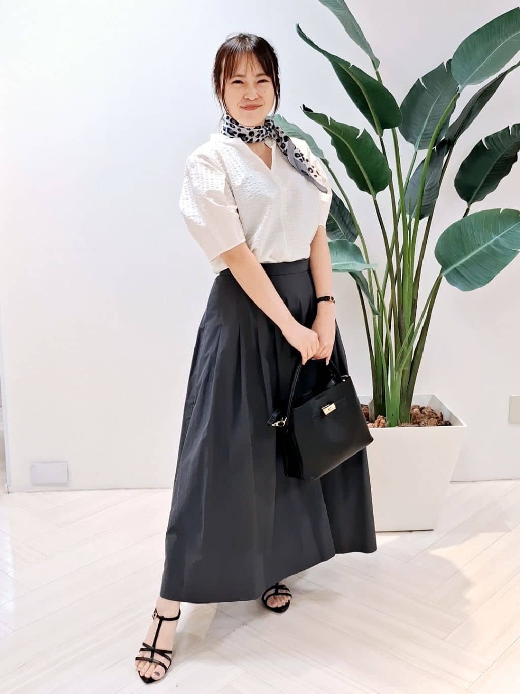 YuKaRiさんの「UNTITLED｜【吸水速乾/ストレッチ/Vネック】フォルムスリーブ ブラウス」を使ったコーディネート