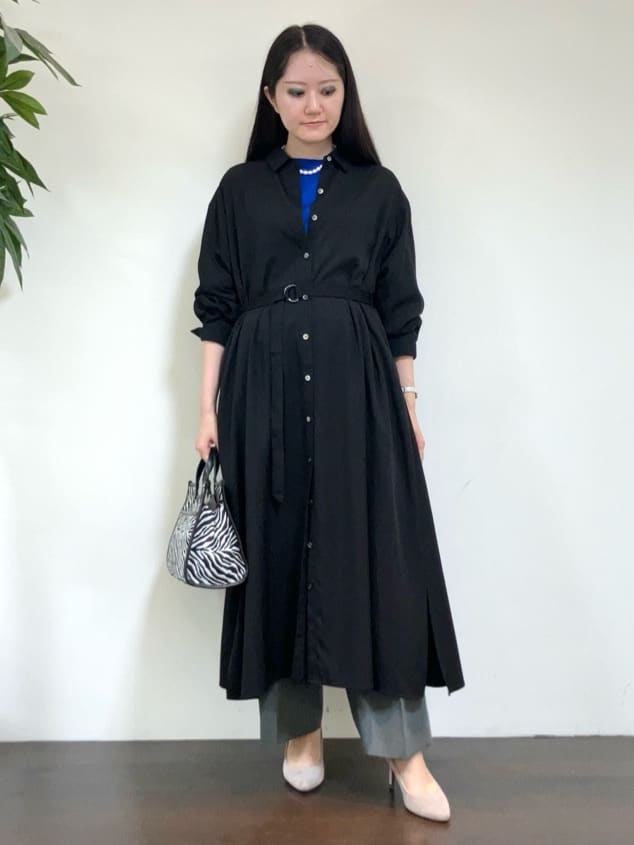 カレンさんの「UNTITLED｜【前開きボタン/ベルト付/羽織シャツ/】2WAYトレンチ風ワンピース」を使ったコーディネート