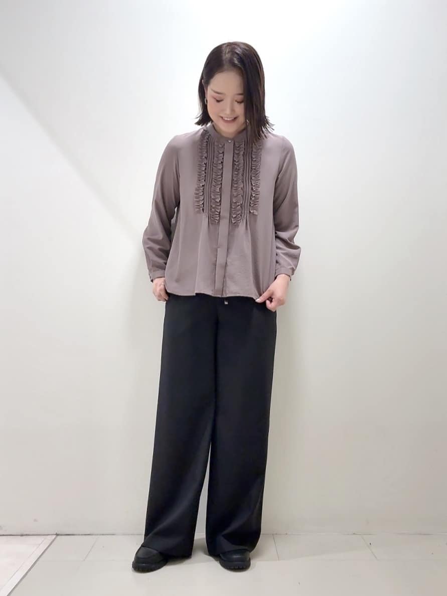 YUIさんの「UNTITLED｜【1枚で着映え/オンオフ着回し】フリルサテンブラウス」を使ったコーディネート