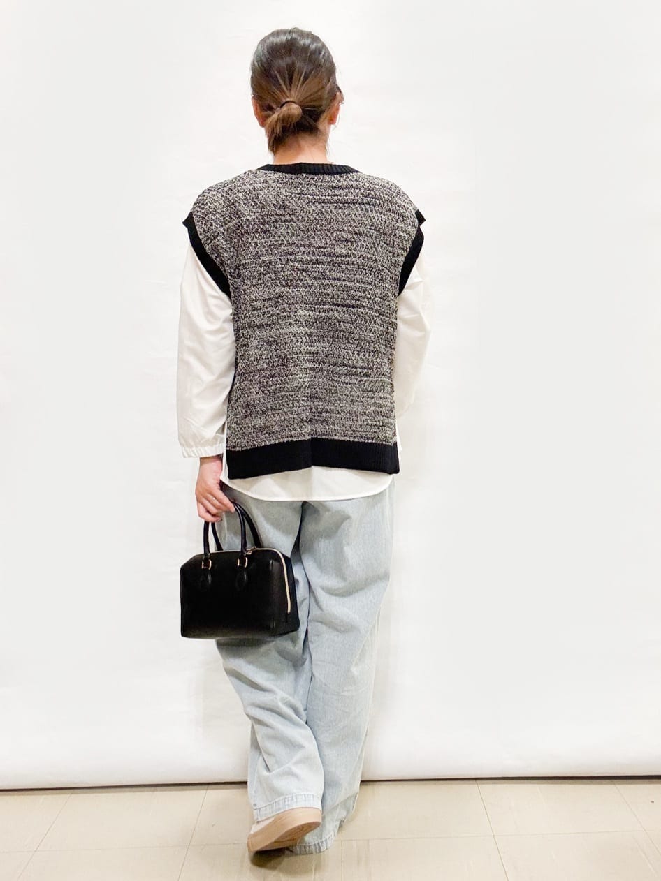 bulさんの「SHOO･LA･RUE｜【2点セット/S-LL】着回しいろいろ 編み柄ベスト&times;ブラウス」を使ったコーディネート