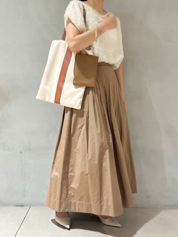 tomoさんの「UNTITLED｜【セットアップ可/洗える】フェザーフレンチスリーブブラウス」を使ったコーディネート