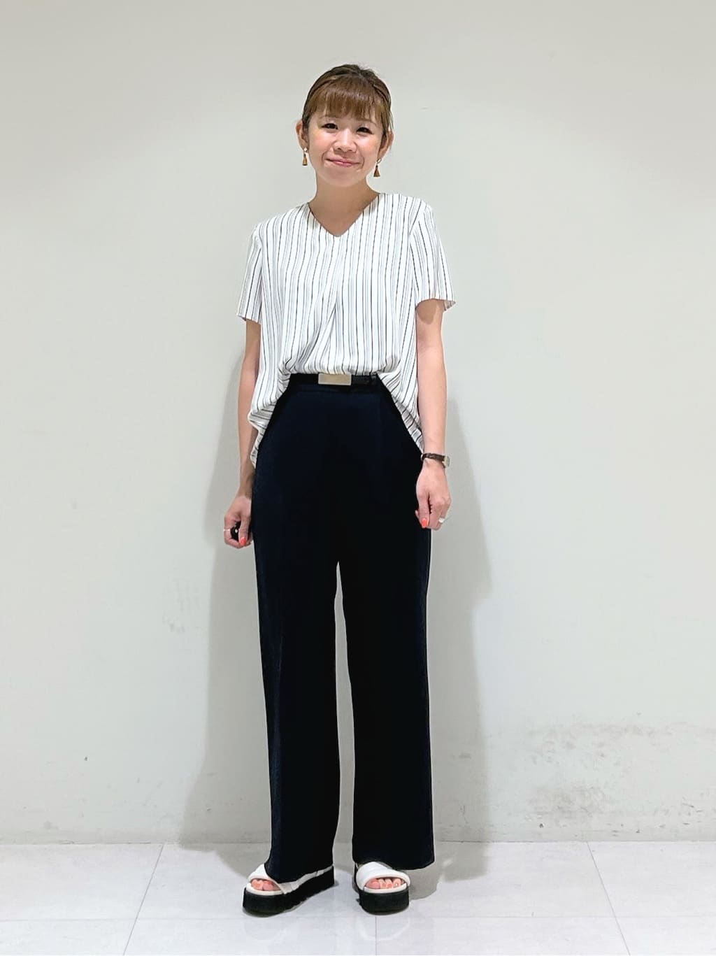 tsuyuさんの「INDIVI｜【洗える／通勤】無地＆マルチストライプ柄Vネックブラウス」を使ったコーディネート