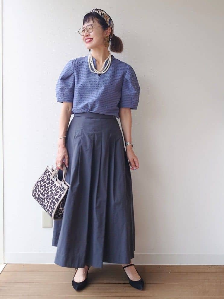 MUTSUKOさんの「UNTITLED｜【吸水速乾/ストレッチ/Vネック】フォルムスリーブ ブラウス」を使ったコーディネート