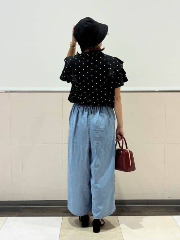 ジュンさんの「SHOO･LA･RUE｜【無地/ドット柄】お袖フリルが華やぐ きれいめブラウス」を使ったコーディネート